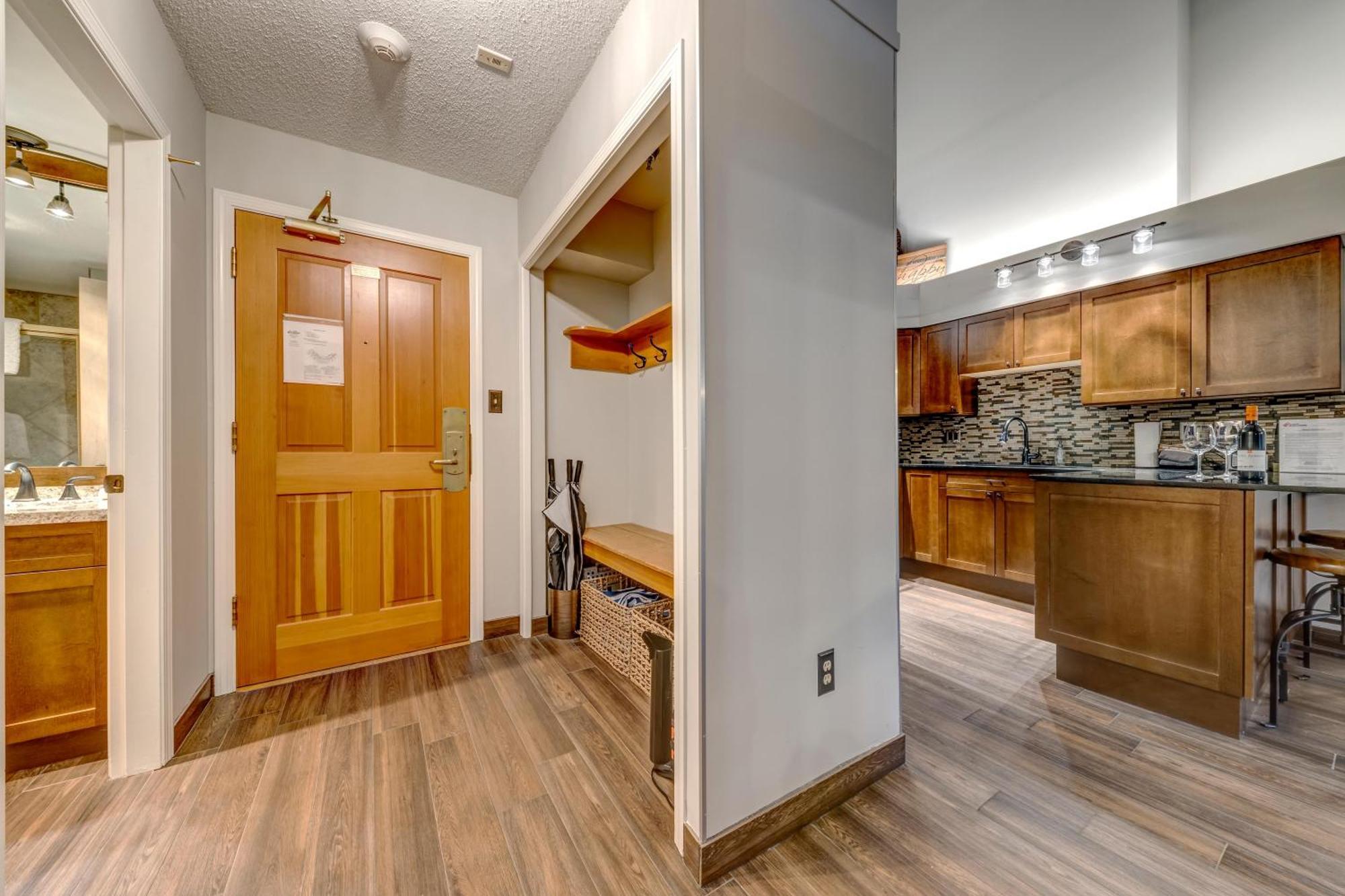 Greystone Lodge 412 Renovated 휘슬러 외부 사진