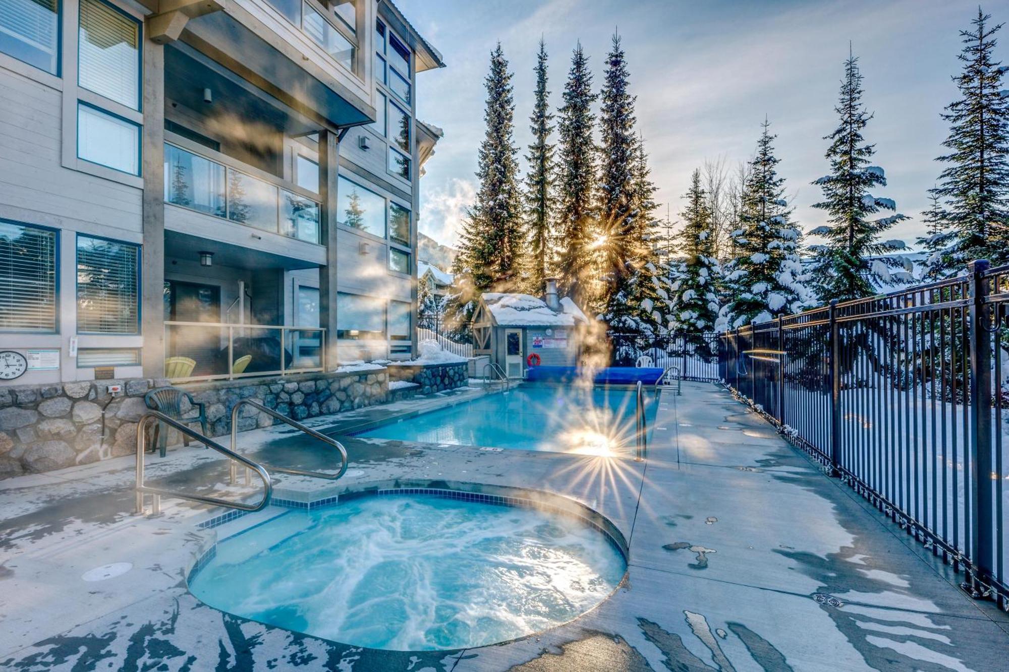 Greystone Lodge 412 Renovated 휘슬러 외부 사진