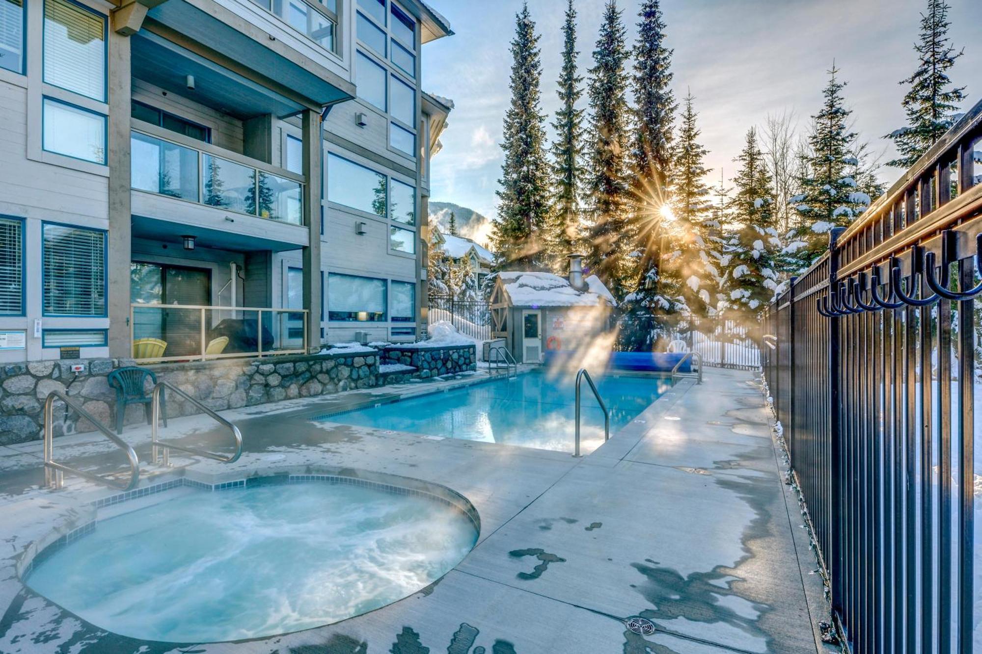 Greystone Lodge 412 Renovated 휘슬러 외부 사진