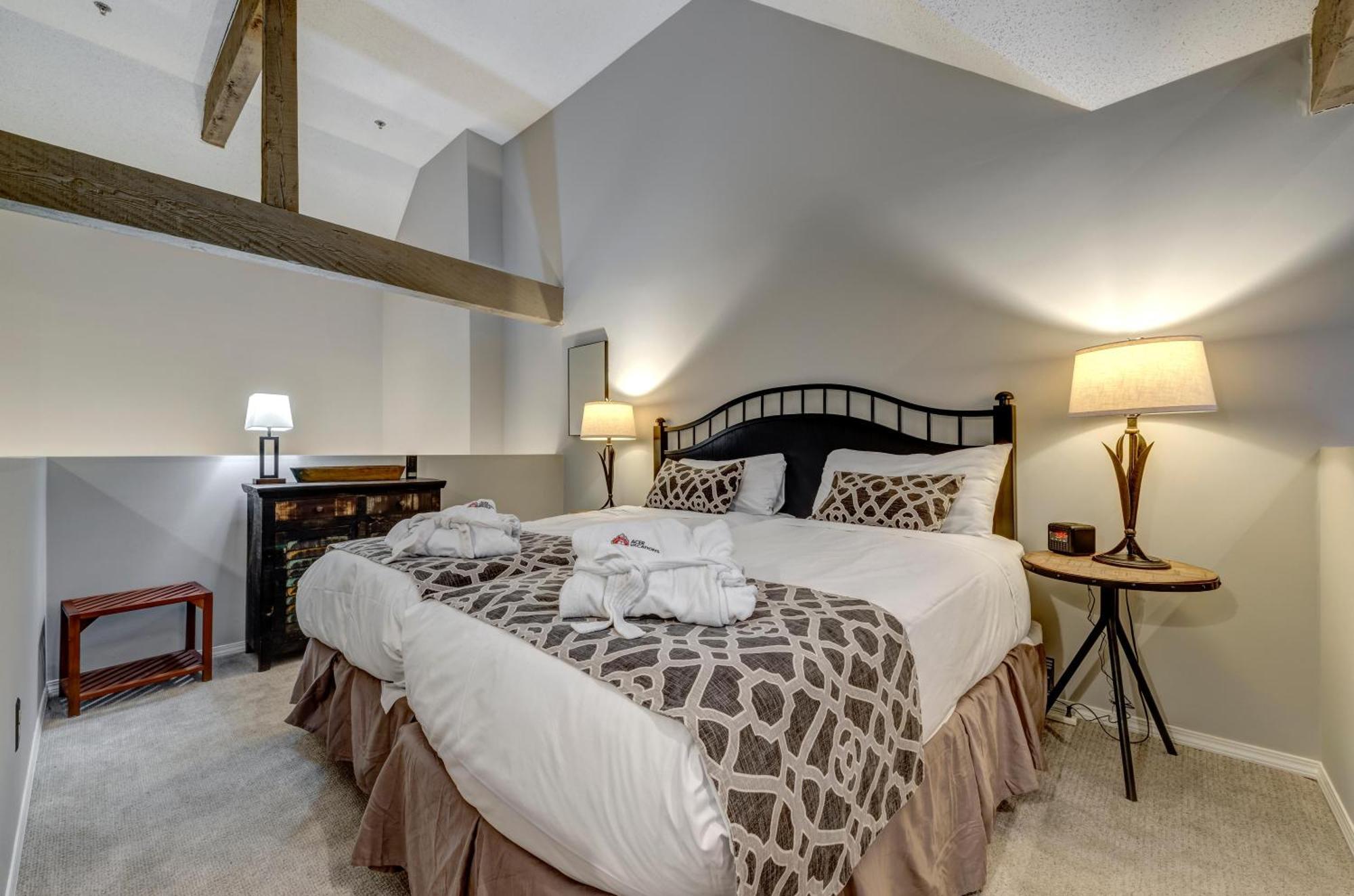 Greystone Lodge 412 Renovated 휘슬러 외부 사진