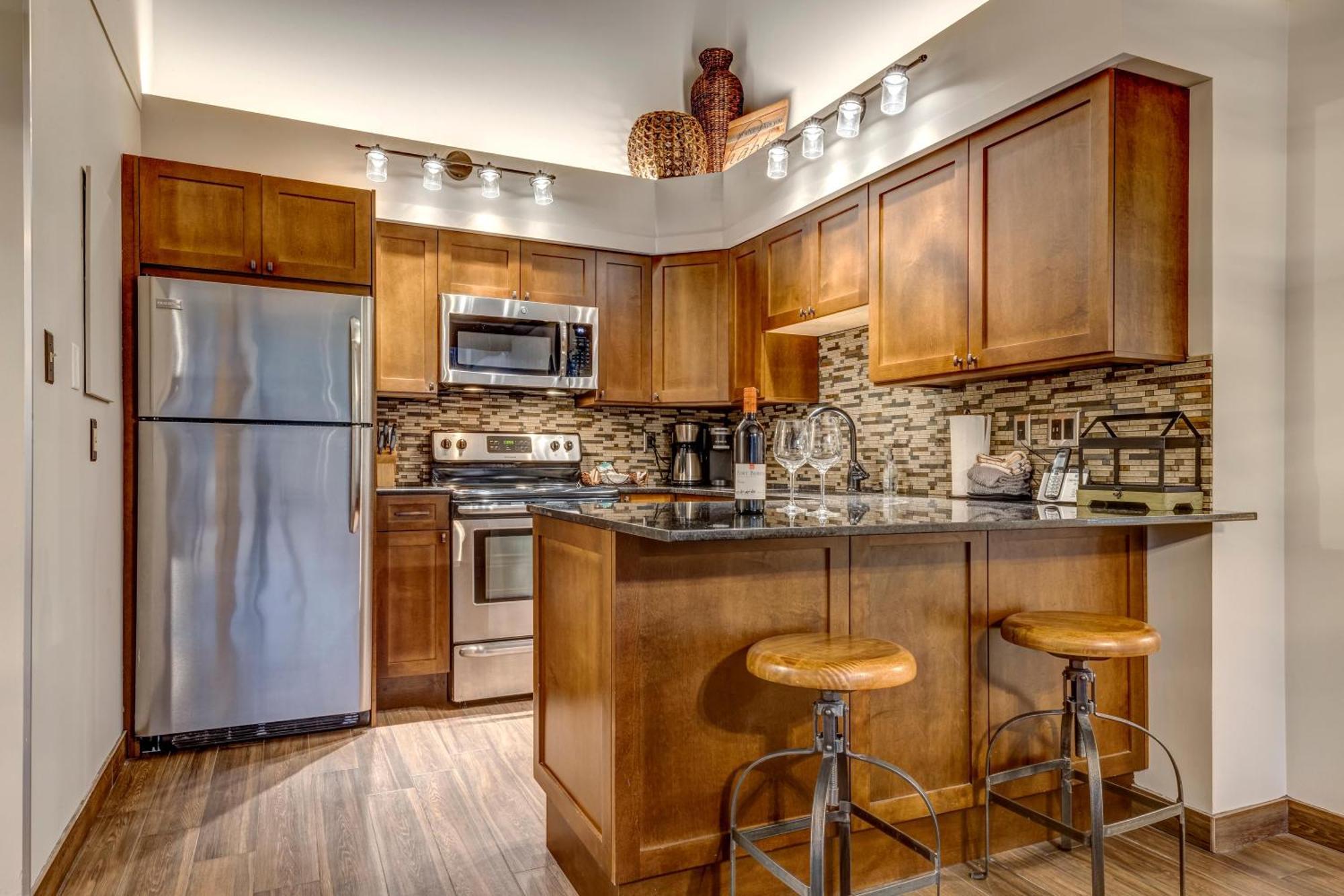 Greystone Lodge 412 Renovated 휘슬러 외부 사진
