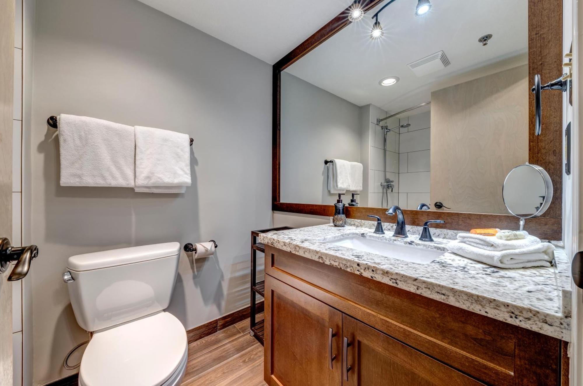 Greystone Lodge 412 Renovated 휘슬러 외부 사진