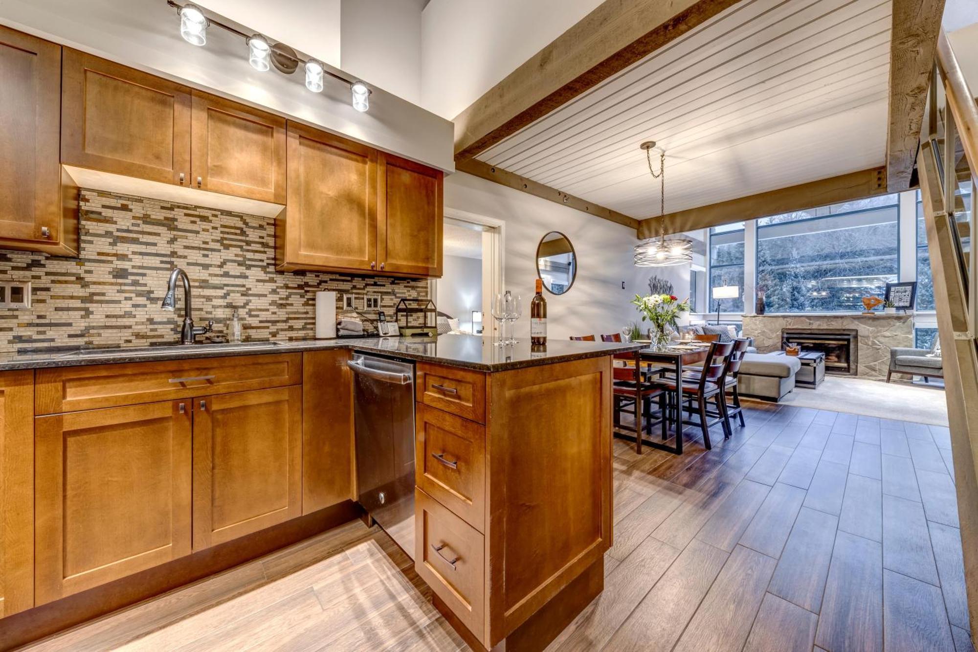 Greystone Lodge 412 Renovated 휘슬러 외부 사진