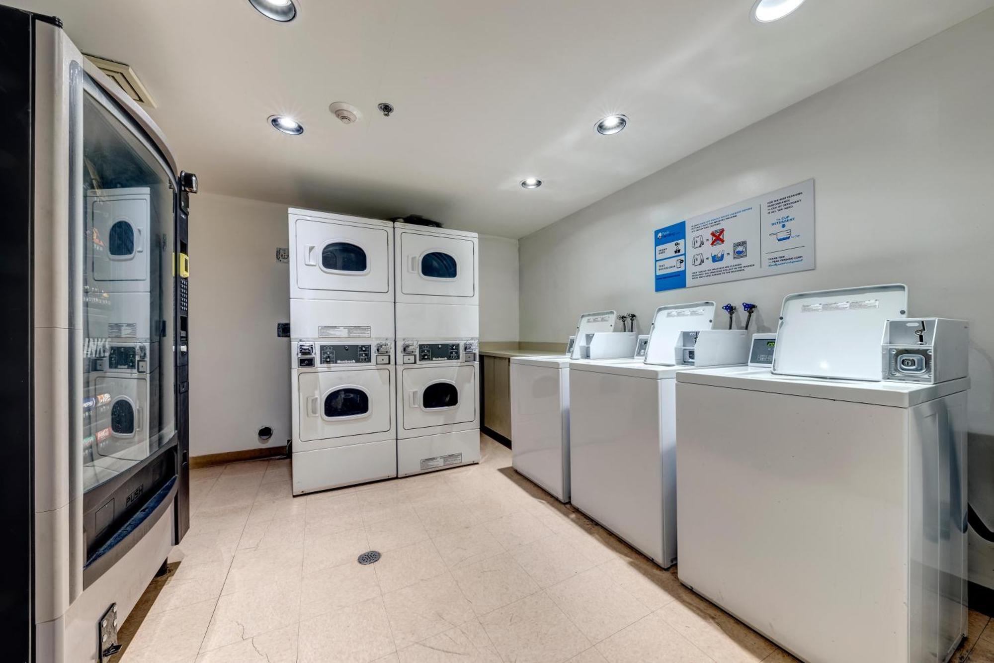 Greystone Lodge 412 Renovated 휘슬러 외부 사진