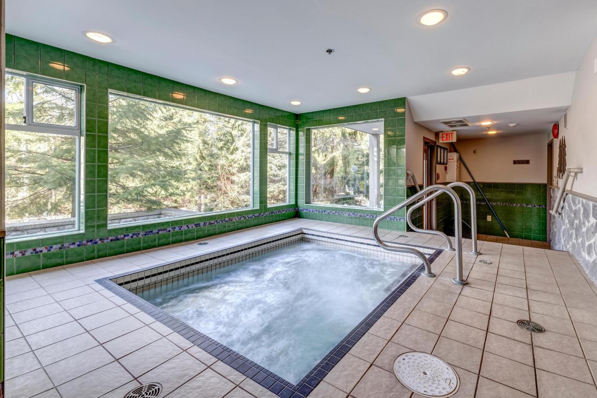 Greystone Lodge 412 Renovated 휘슬러 외부 사진