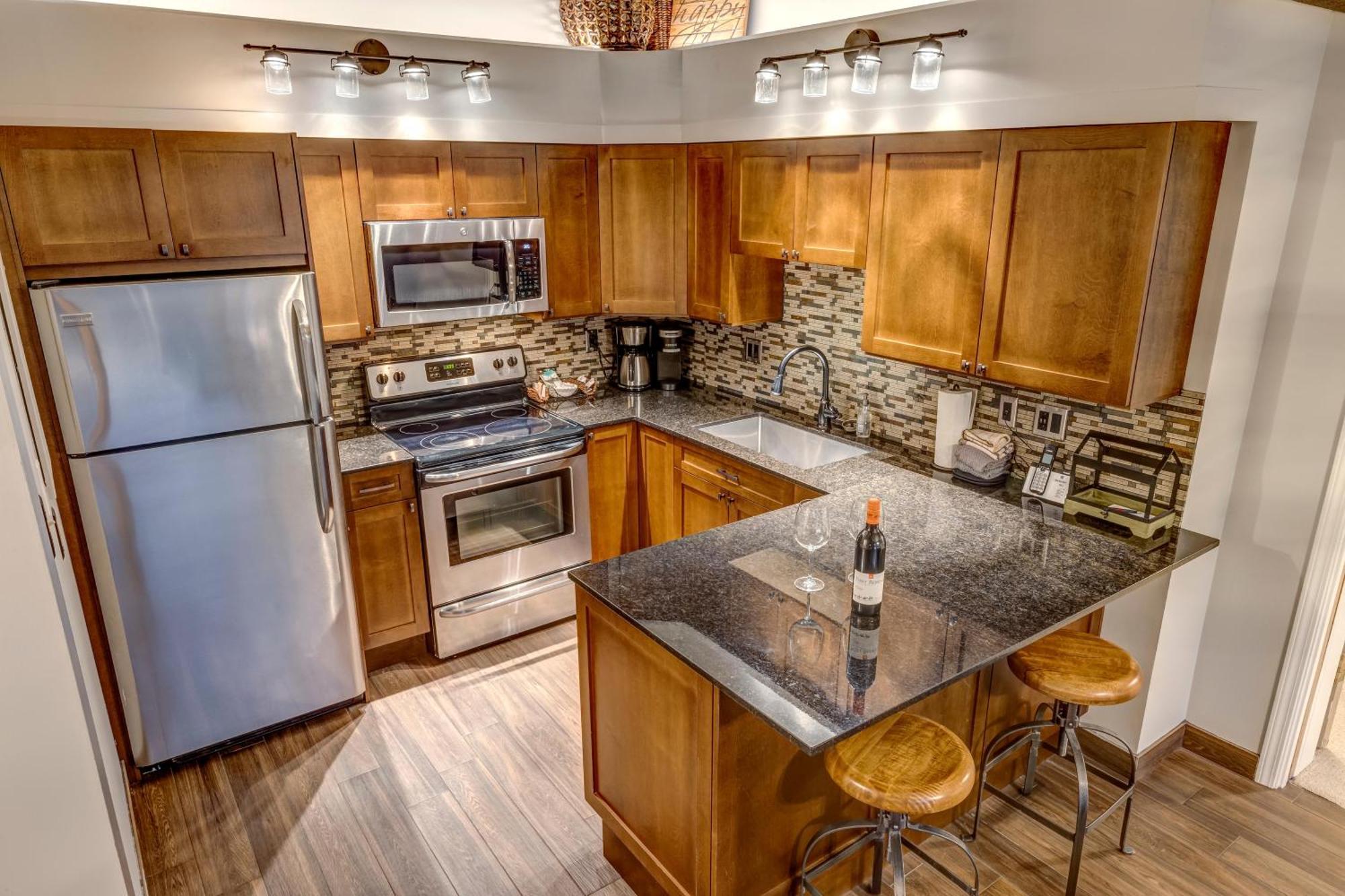 Greystone Lodge 412 Renovated 휘슬러 외부 사진